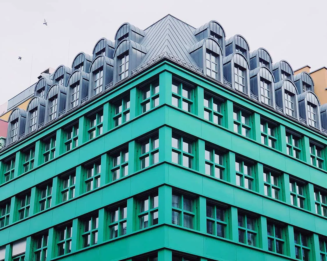 Fassade eines modernen Mehrfamilienhauses