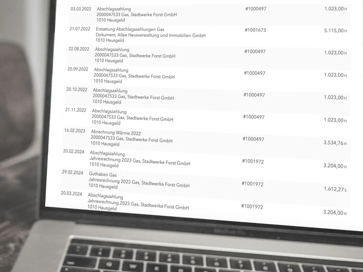 Laptop mit digitaler Belegübersicht der Hausverwaltung