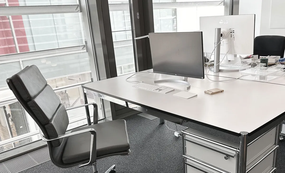 Büroarbeitsplatz der Akkurat Hausverwaltung mit Schreibtisch und Monitor